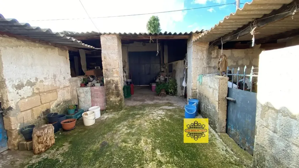 Rustic Property with Lemon Trees in Avola