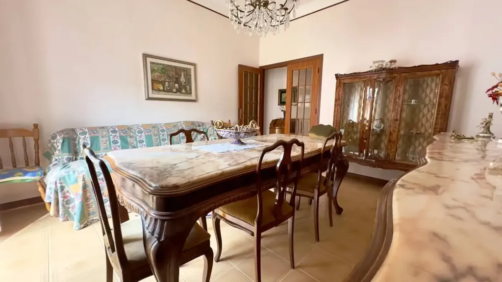 Salle à manger - Four-Bedroom Apartment with Balcony in Ancona