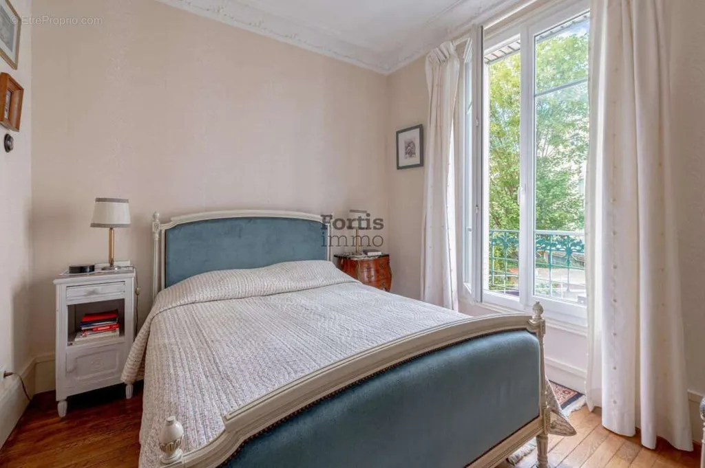 3-toaline maja asukohas Paris-13e
