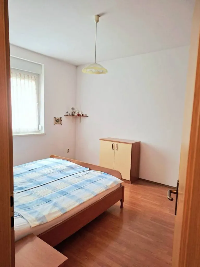 Magamistoad - Spacious 4-Bedroom Apartment with Terrace in Pula