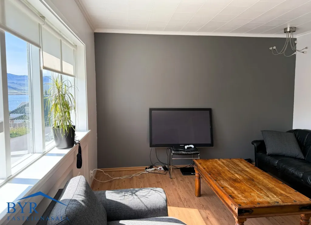 Séjour - Duplex with Fireplace in Neskaupstaður