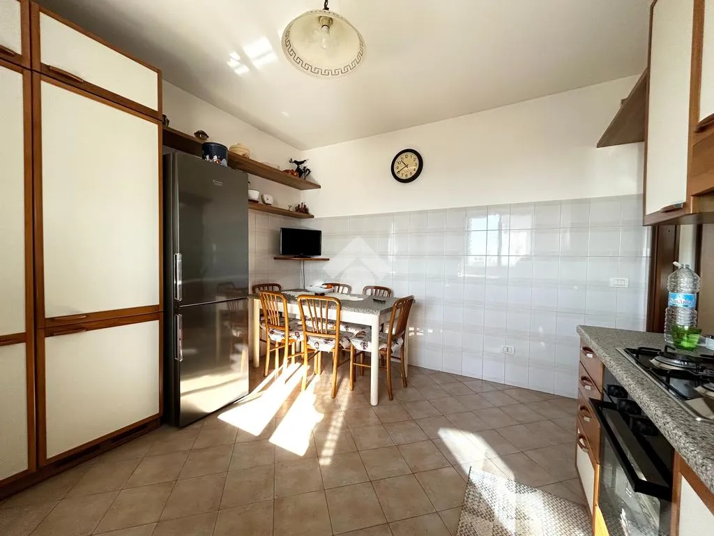 Cuisine - Four-Room Apartment with Pool in Settimo Milanese