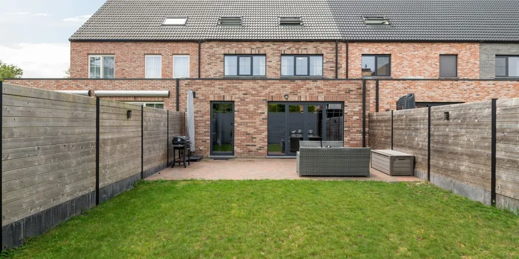 Aed - Nearly Net-Zero House with Garden in Hoevenen