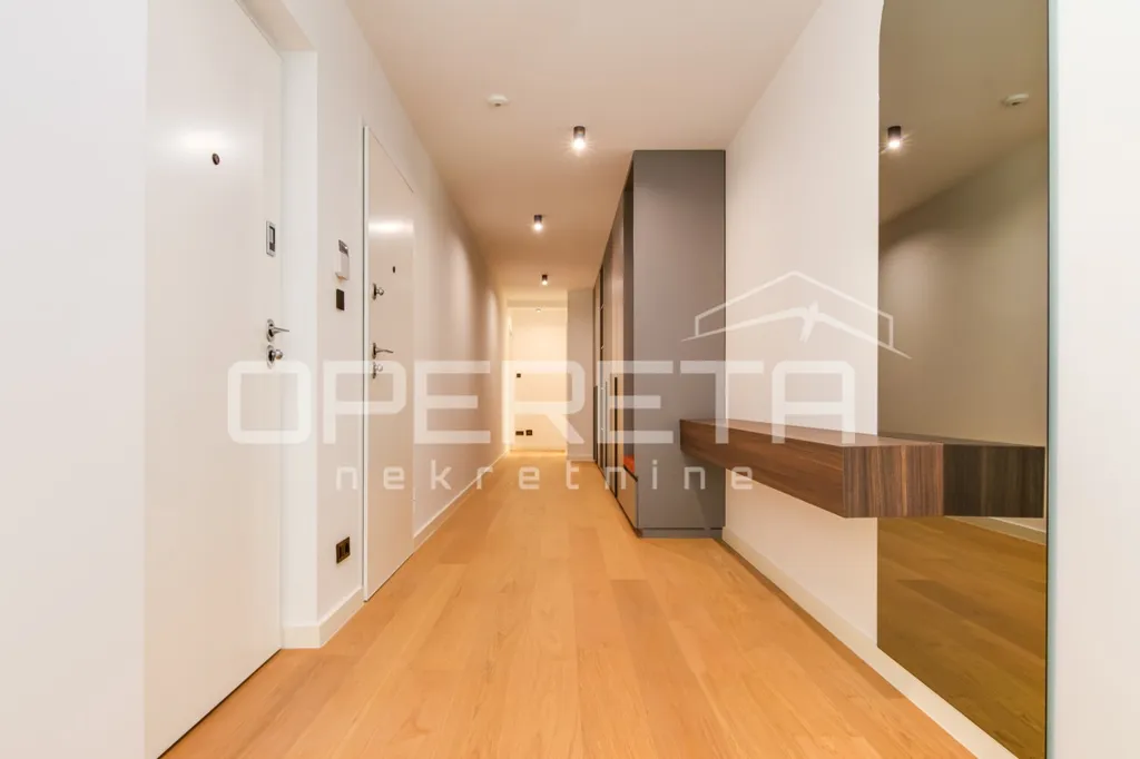Entrée - 4-Room Apartment with Cathedral View in Centar