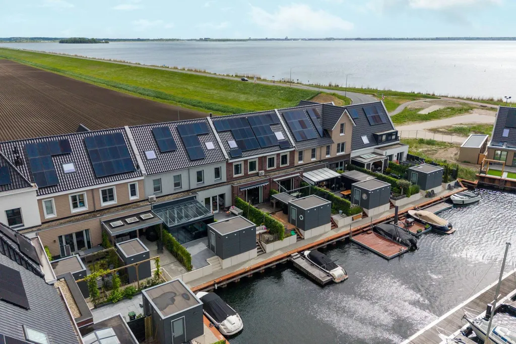 Õhuvaade - Modern Terraced House with Waterfront in Zeewolde