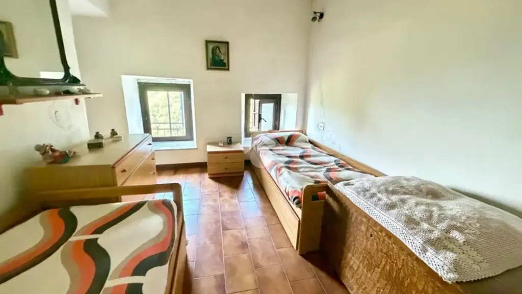Chambres - Historic Semidetached House with Balconies in Urida