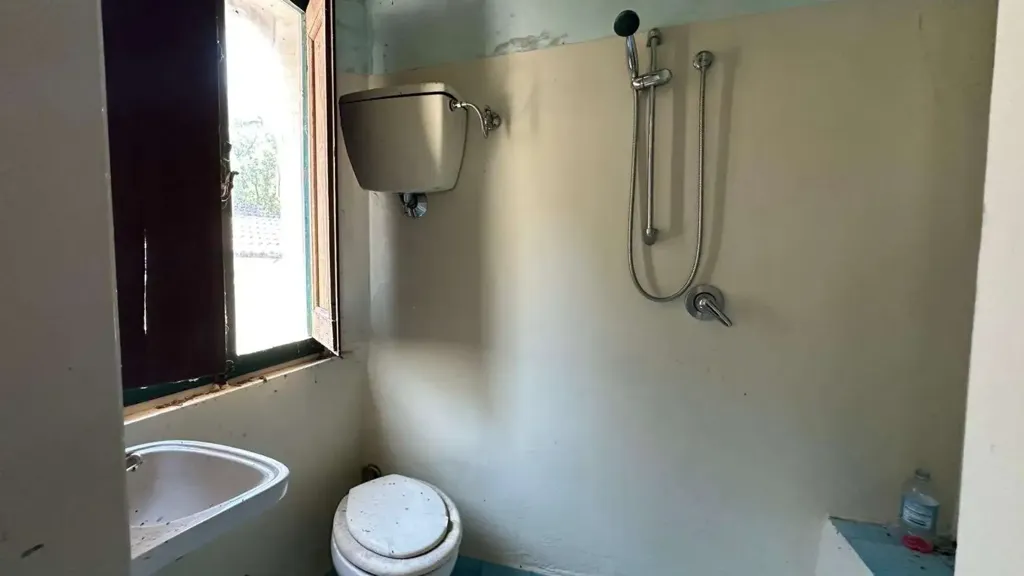 Salles de bain - Cottage for Renovation in Crocicchio, Gualdo Tadino