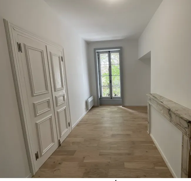 Ingresso - City Centre Apartment with Professional Use in Uzès