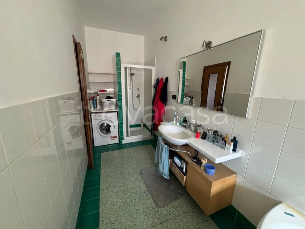 Bathrooms - Bright Apartment with Balcony in Turin