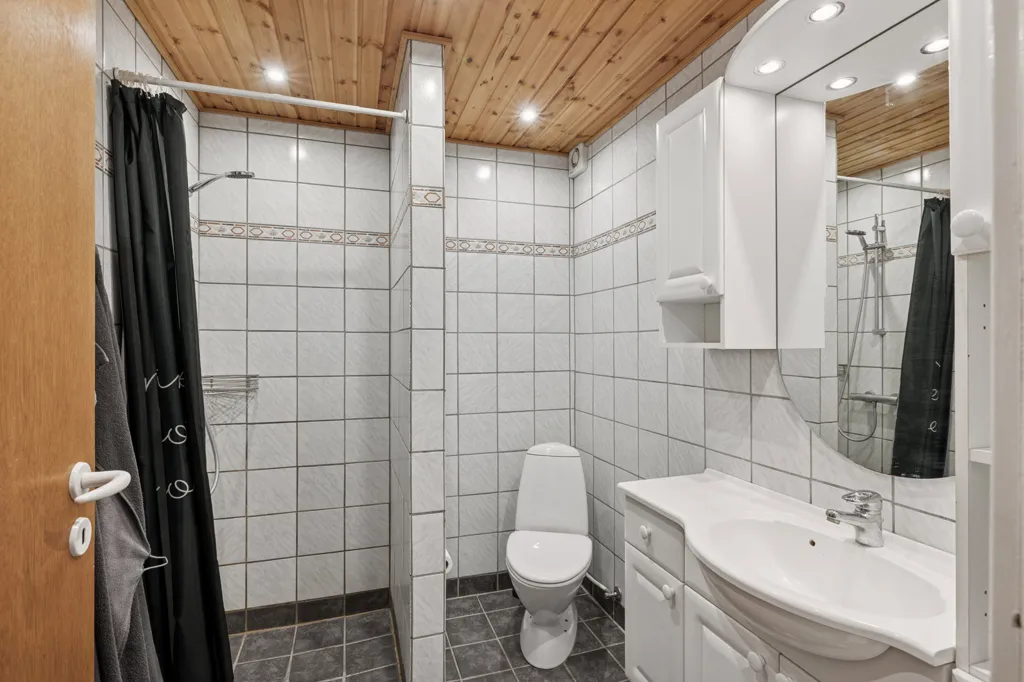 Bathrooms - Maintained Family Villa in Viborg