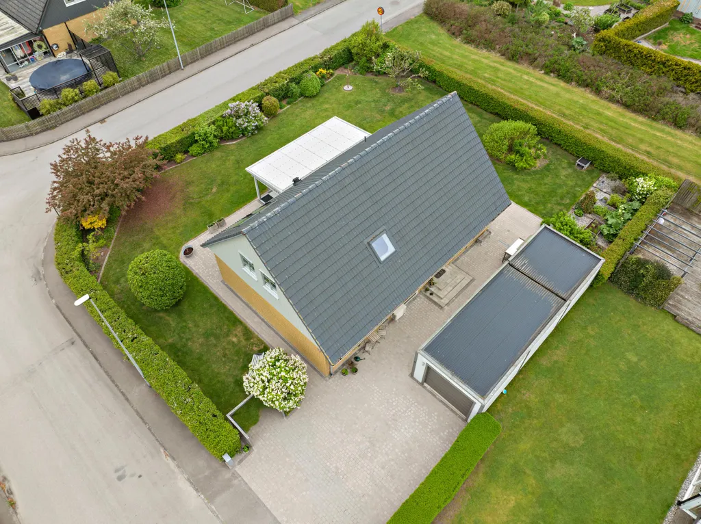 Õhuvaade - Corner Plot Villa with Garden in Västerdala
