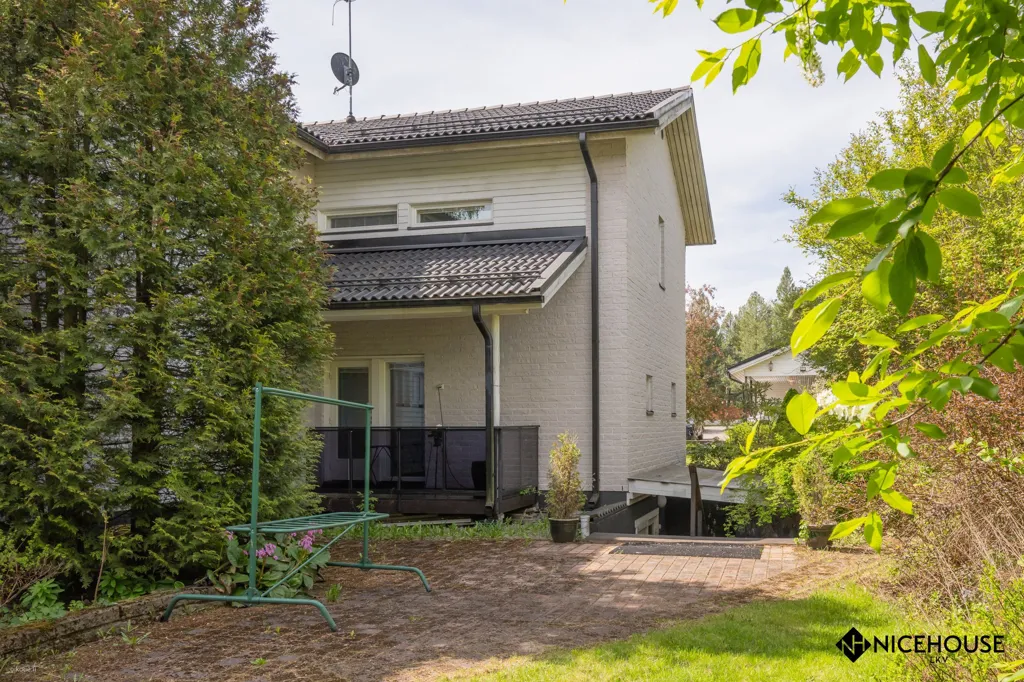 Aed - Spacious Detached House with Garden in Vantaa