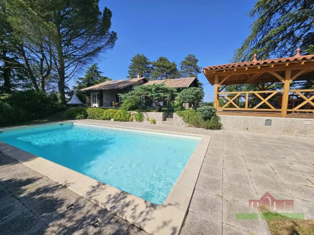 Piscine - Villa de 9 Pièces avec Piscine à Vienne