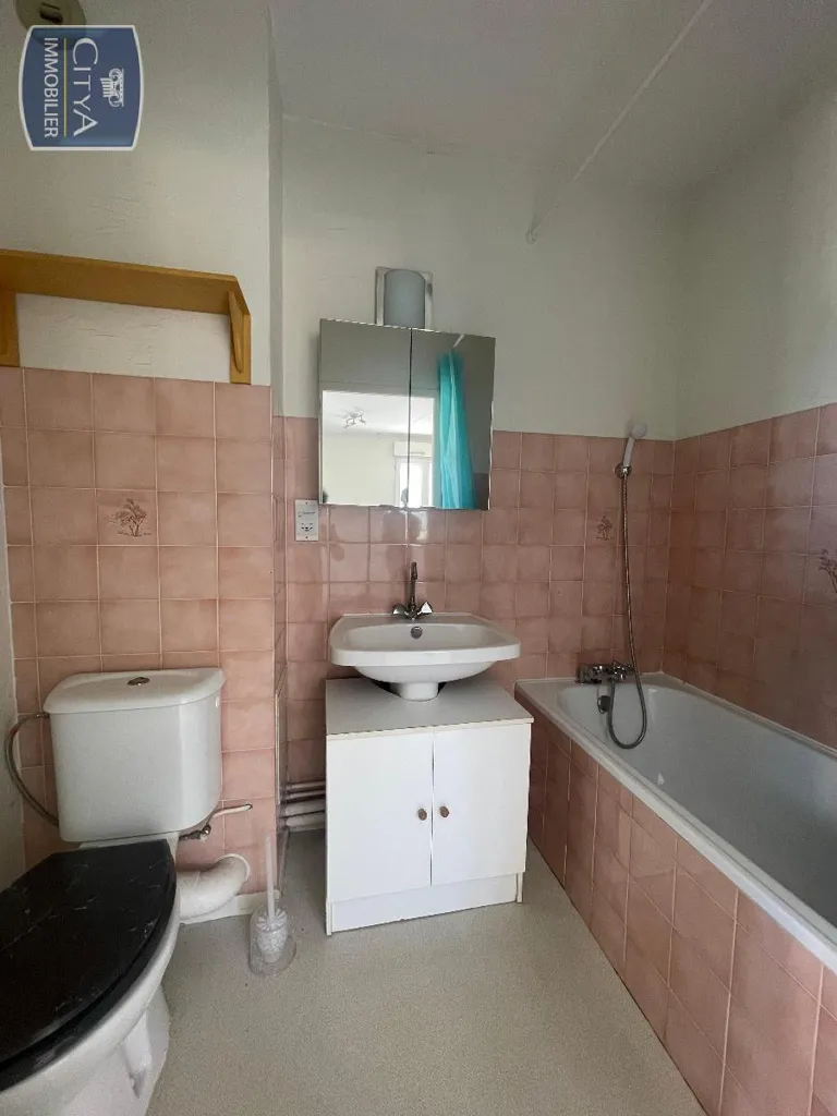 Bathrooms - 1-Bedroom Flat with Balcony in Fontaine