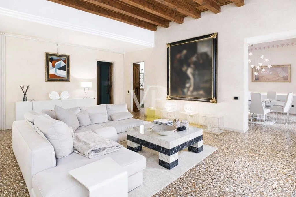 Elutuba - Napoleonic Mansion with Triple Garage in Verona