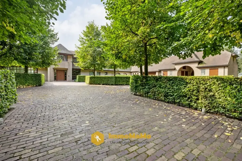 Extérieur - Villa avec Piscine Intérieure et Écuries à Mendonk