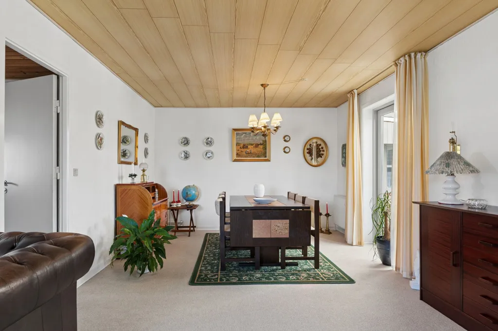 Söögituba - 1960s Villa with Garden in Sunds