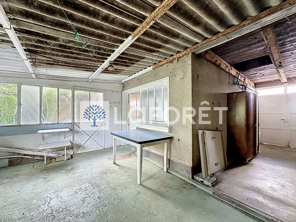Garaaž - Four-Bedroom House with Garden in Thouars