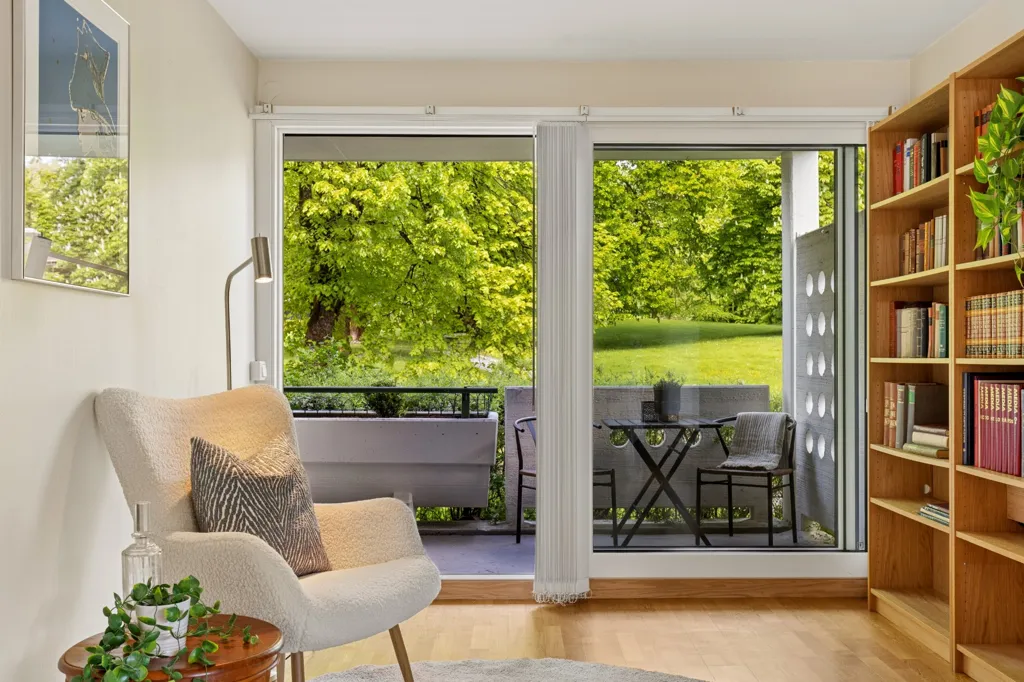 Bureau - 4-Bed Apartment with Balconies in Sandvika