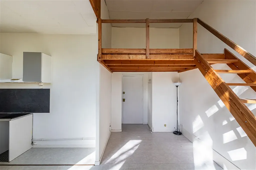 Pièces - Studio Lumineux avec Mezzanine à Lille République