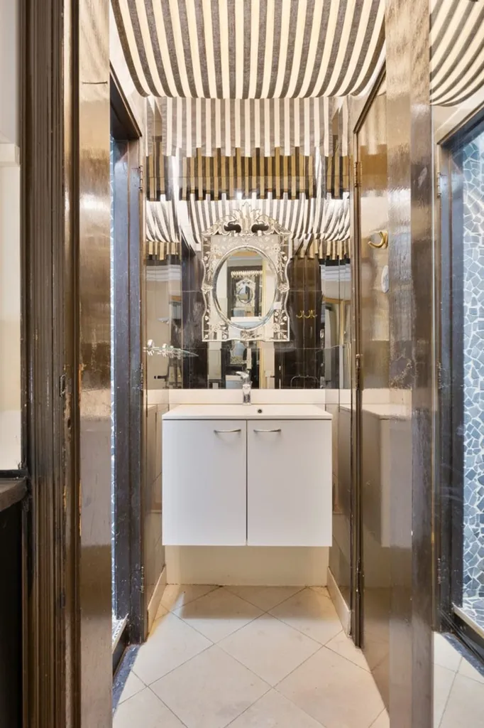 Bathrooms - Ground Floor Apartment with Park Views in Antwerp