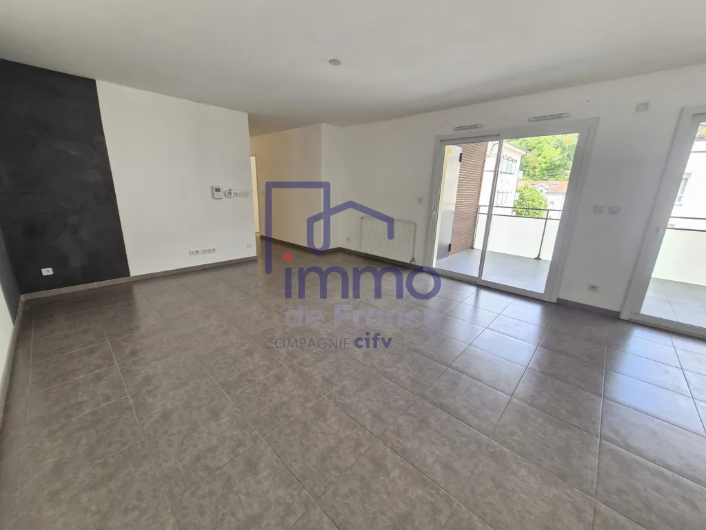 Living Room - Bright T3 Flat with Terrace in Bourgoin-Jallieu