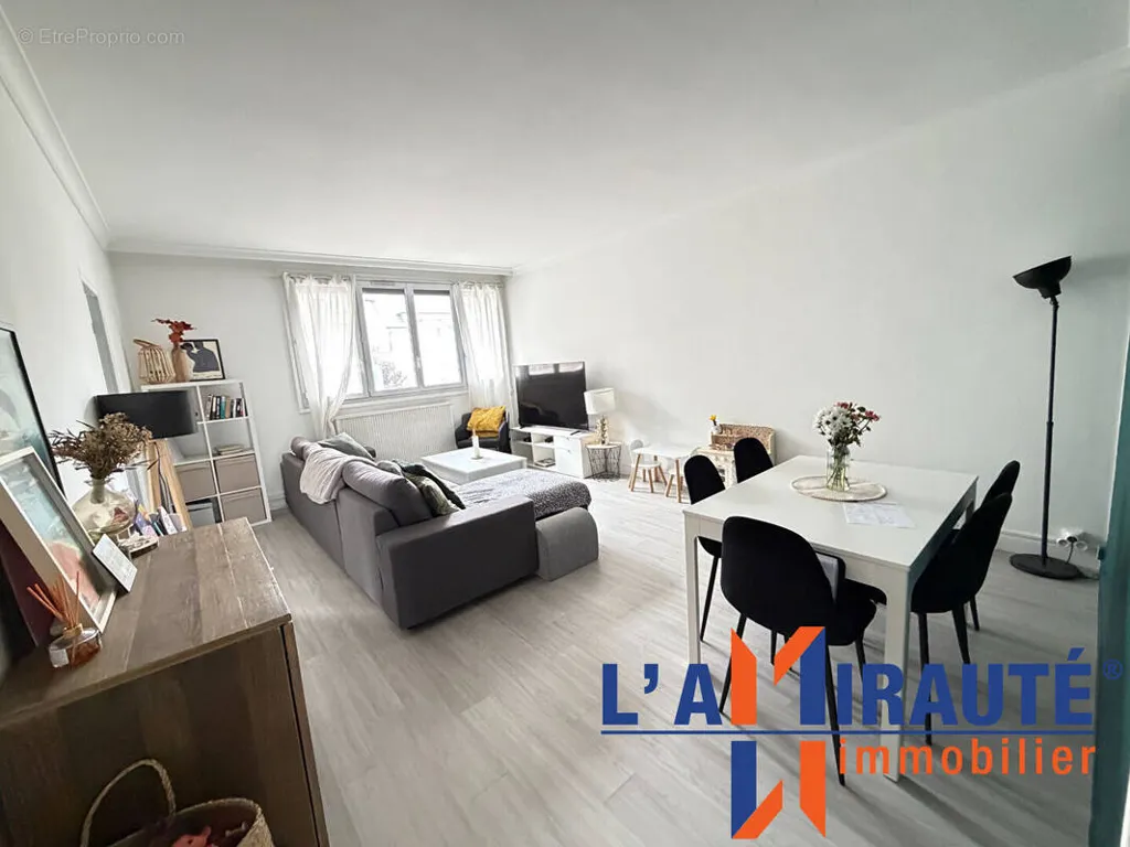 Séjour - Appartement Spacieux avec Parking à Sartrouville
