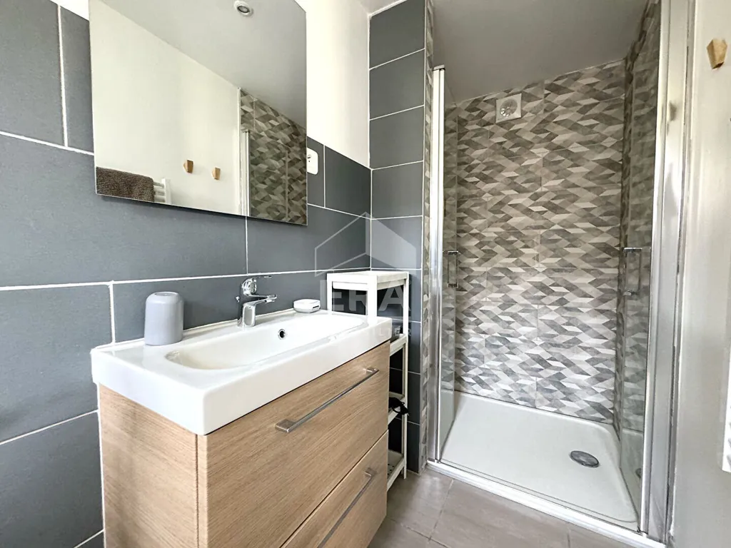 Salles de bain - Maison Rénovée avec Piscine à Gujan-Mestras