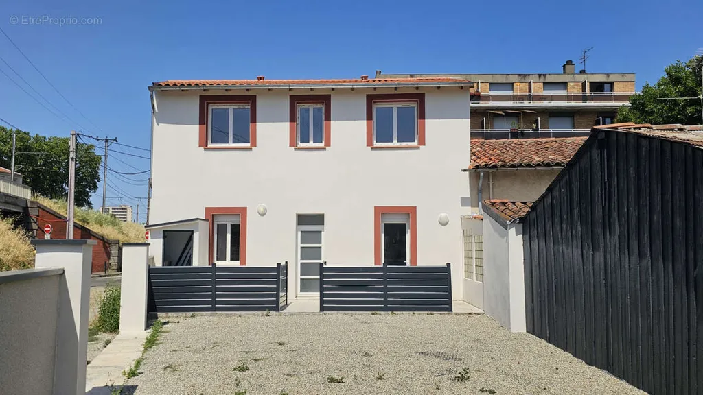 Esterno - Refurbished 2-Bed Flat with Parking in BUSCA