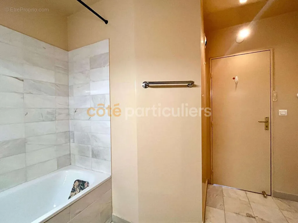 Bathrooms - Bright Apartment with Balcony in Royan Centre