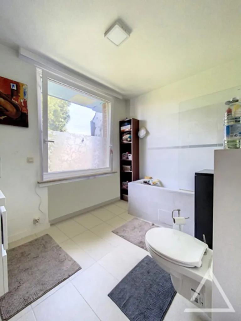 Salles de bain - Maison avec Jardin et Garage dans un Cul-de-Sac Vert