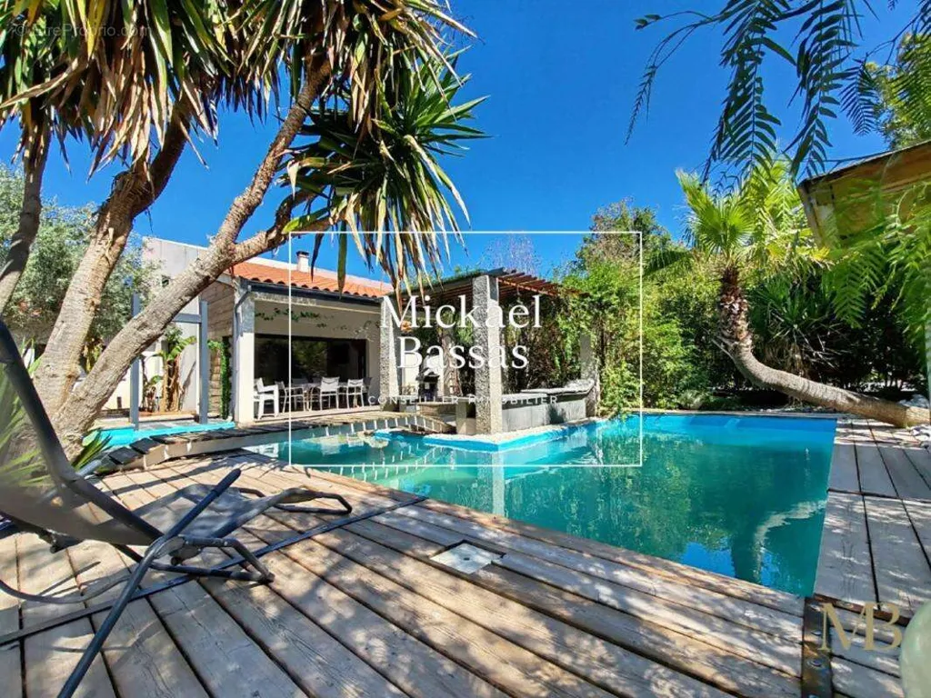 Piscine - Villa Contemporaine avec Piscine à Rigarda
