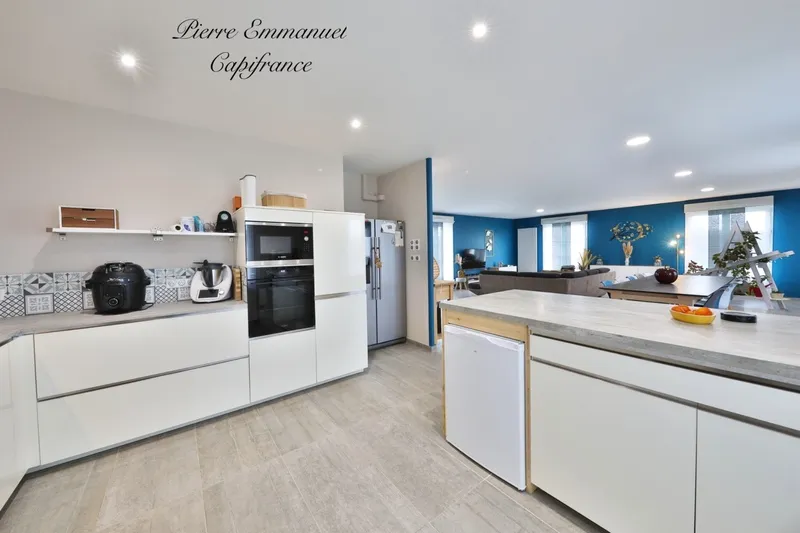 Cuisine - Villa Contemporaine avec Piscine à Saint-Ambreuil
