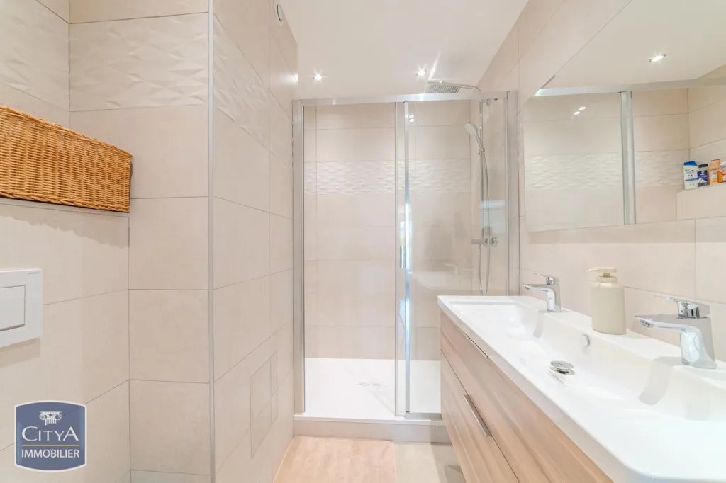 Vannitoad - Fully Renovated Flat with Parking in Roanne Centre
