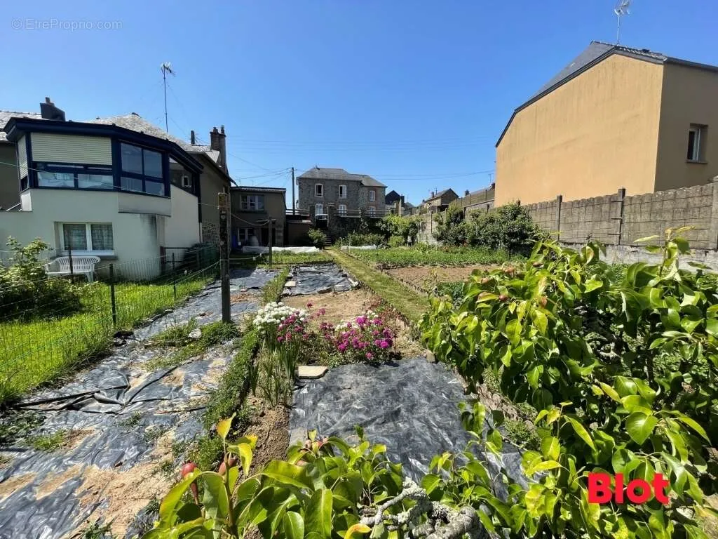 Jardin - Terrain à Fougeres, Proche Commerces