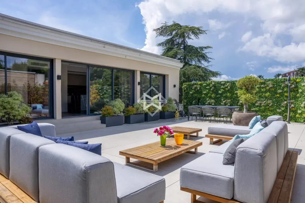 Terrace - Renovated Penthouse with Panoramic View in Cannes
