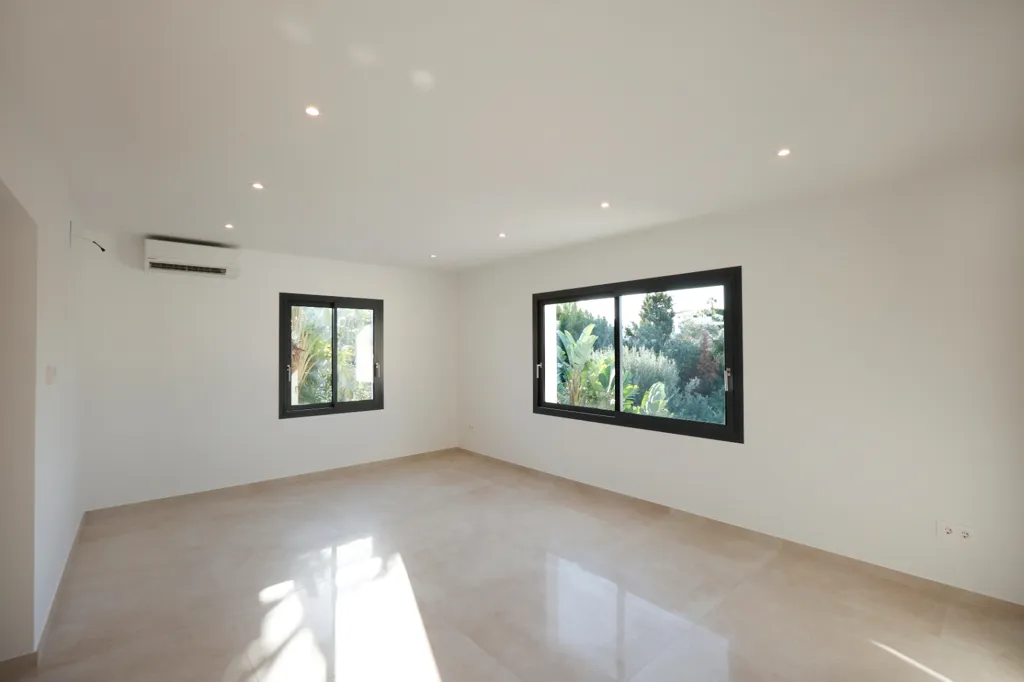 Toad - Contemporary Chalet with Solar Installation in Calpe