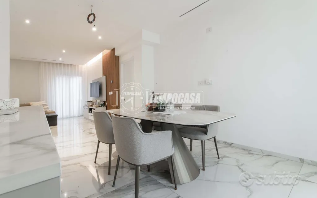 Söögituba - Modernised 4-Bedroom Apartment in Como
