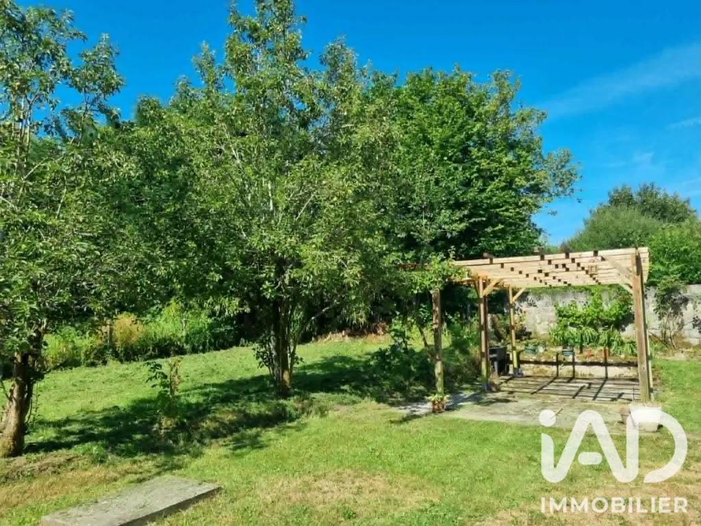 Giardino - Authentic Longère with Wooded Garden in Melrand