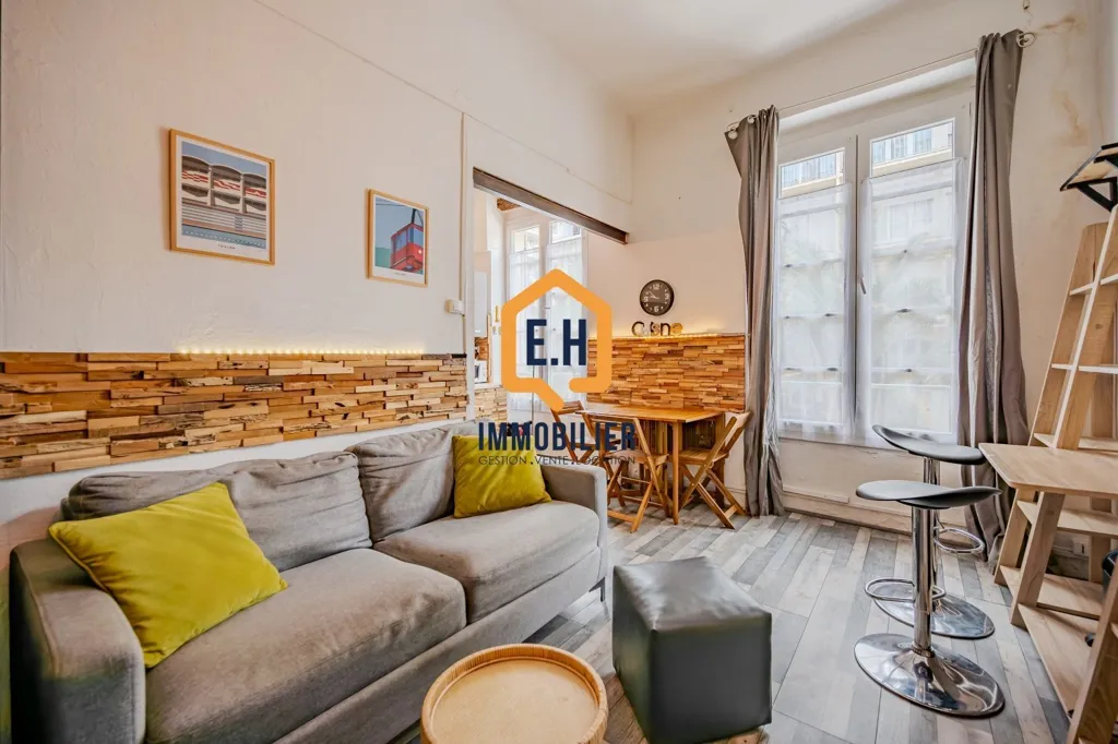 Soggiorno - Renovated 2-Bed Flat with Sea View in Toulon