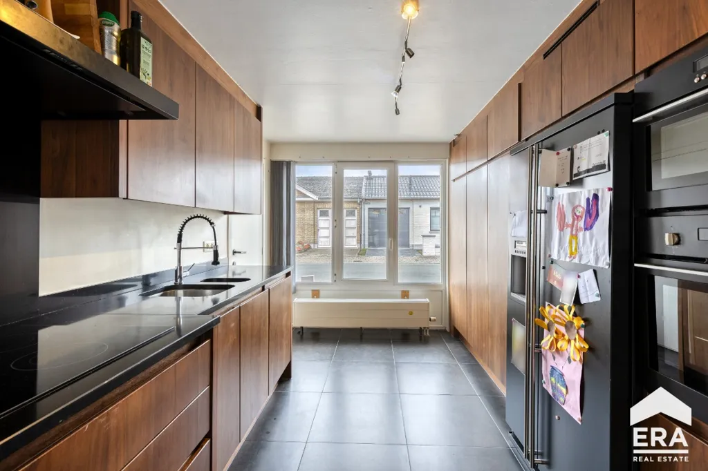 Cuisine - Maison Familiale avec Piscine Solaire à Proximité du Centre-Ville