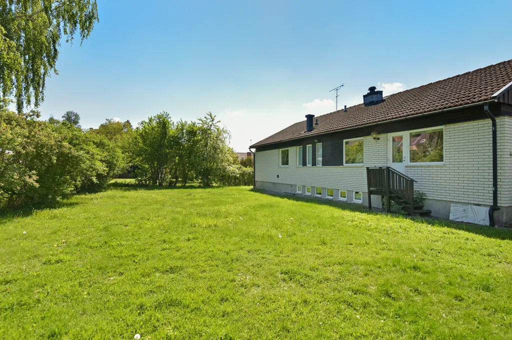 Jardin - 60s Villa with Large Garden in Västra Jakobsberg