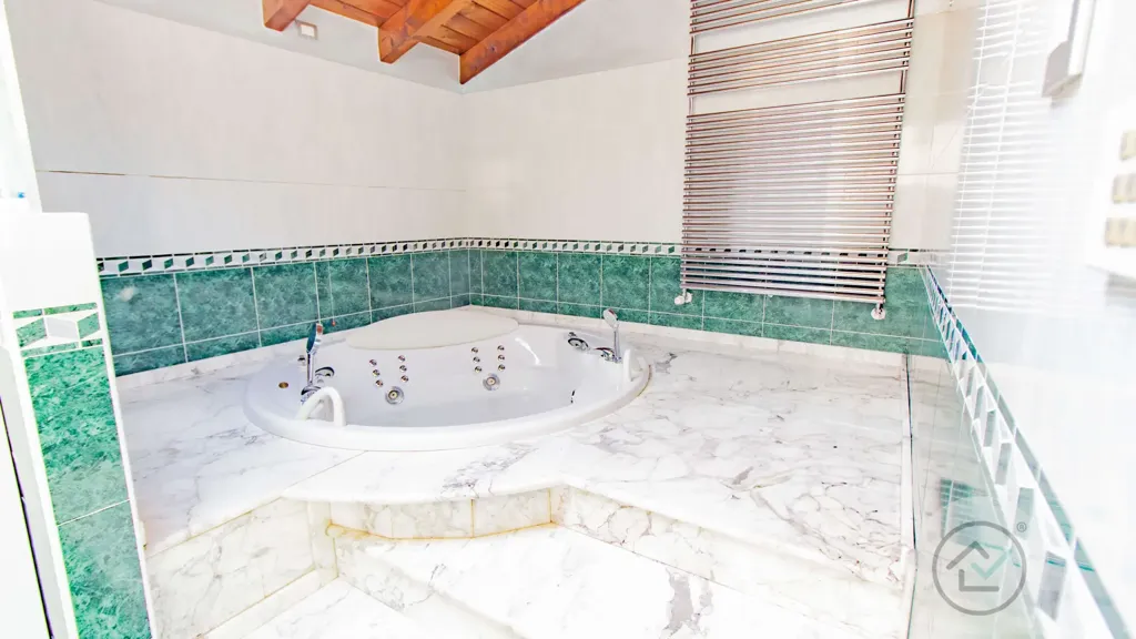 Vannitoad - Mansarded Penthouse with Sky Views in Varese