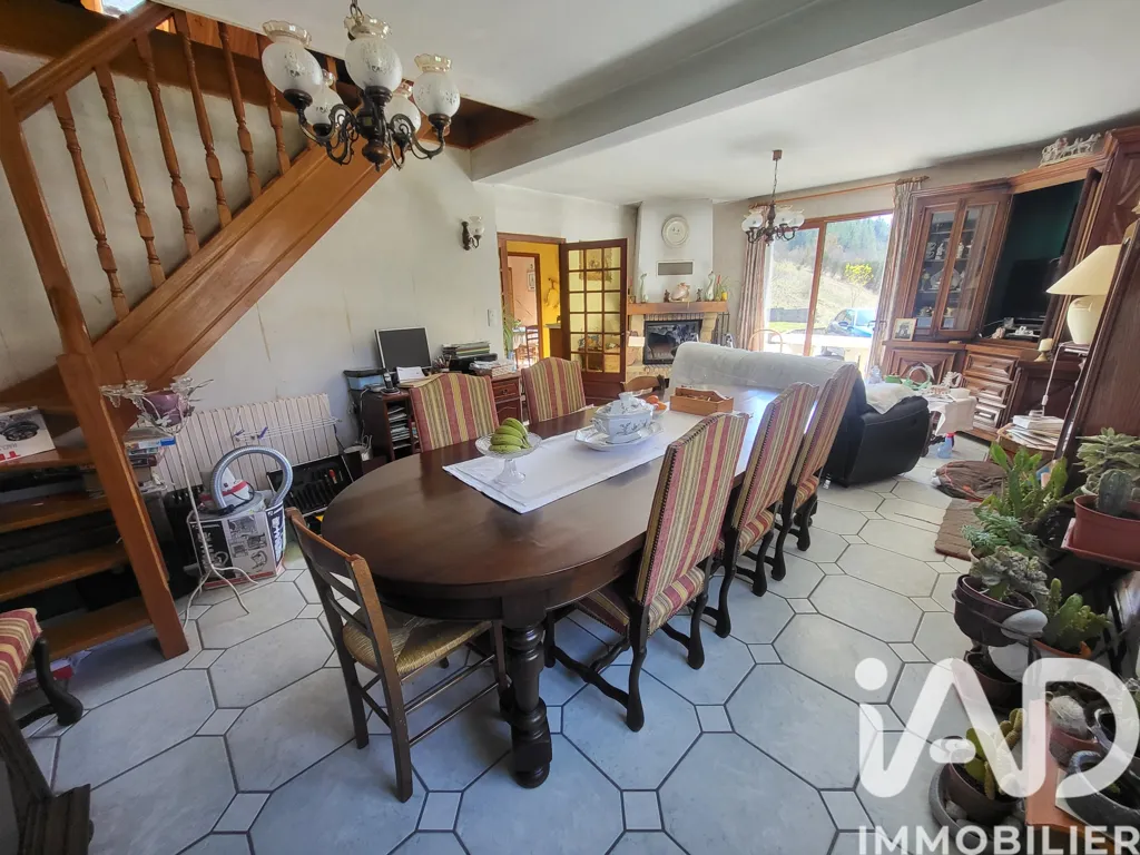 Salle à manger - Maison avec vue sur le lac à Cornillon-Sur-L'Oule