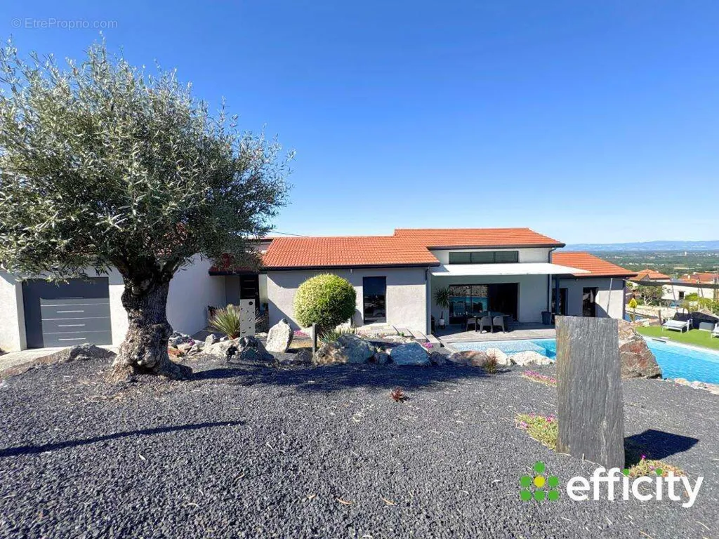 Extérieur - Villa Contemporaine avec Piscine à Montbrison