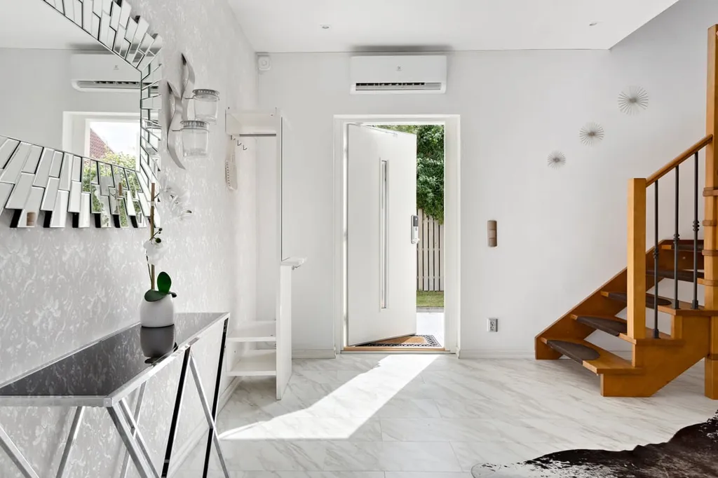 Entrée - Corner Plot Stone House with Garden in Quiet Location