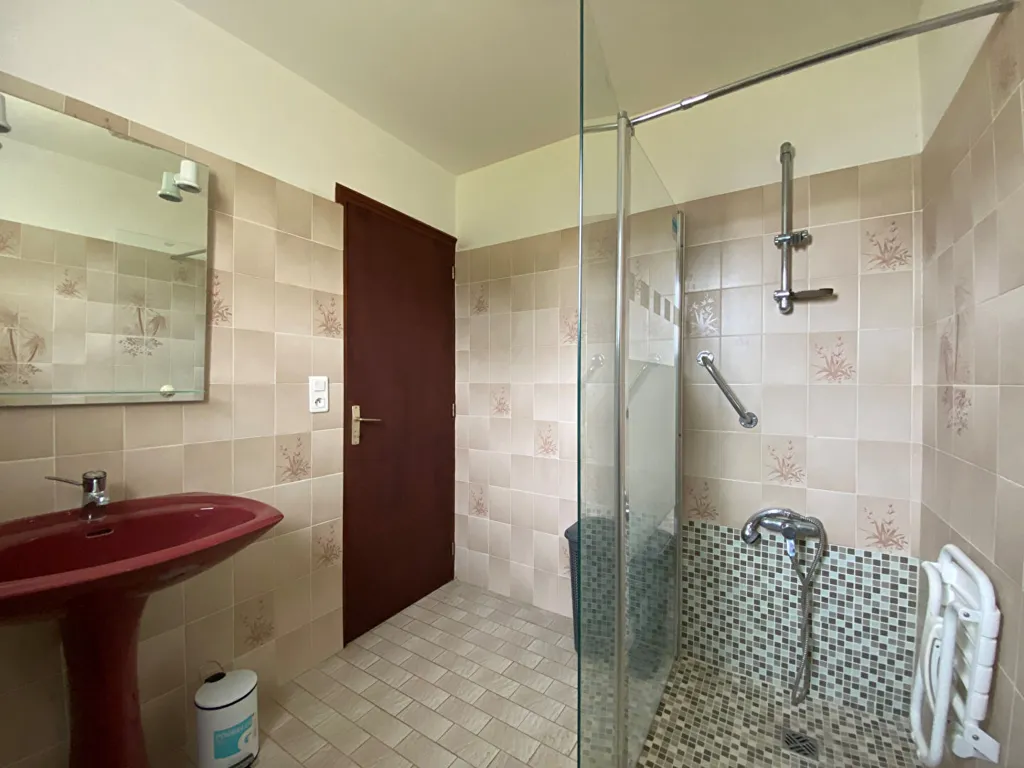 Salles de bain - Pavillon avec Sous-sol et Jardin à Brou