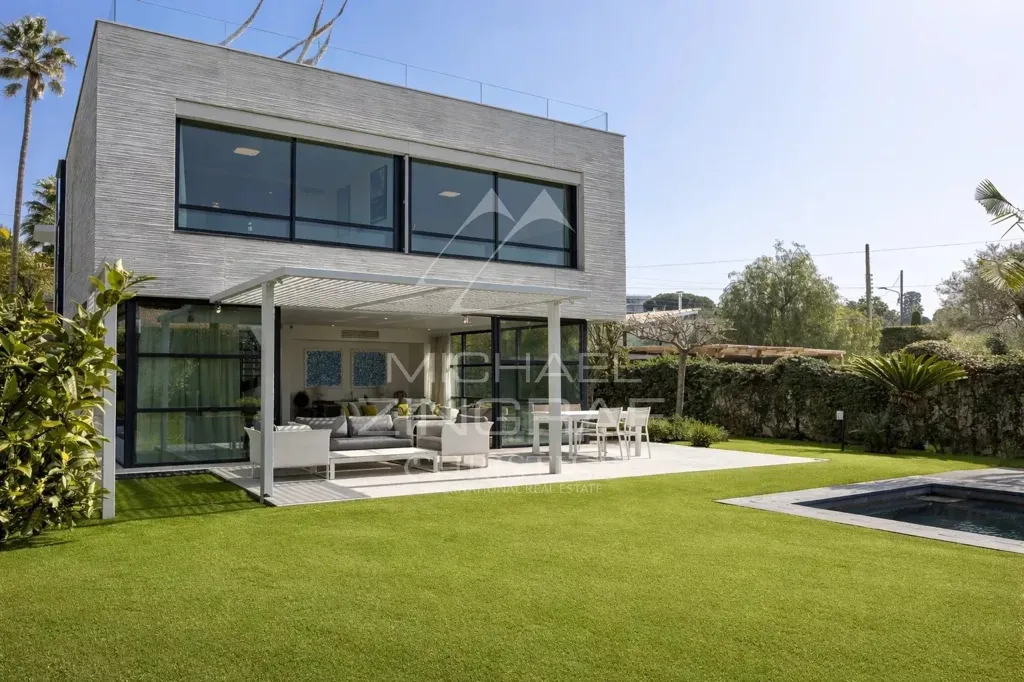 Piscine - Villa Contemporaine avec Piscine à Cap d'Antibes Ouest