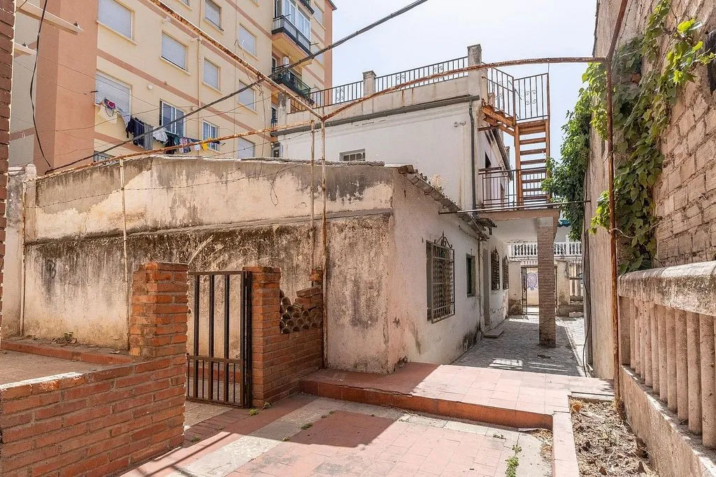 Aed - Detached House with Private Garden in Granada