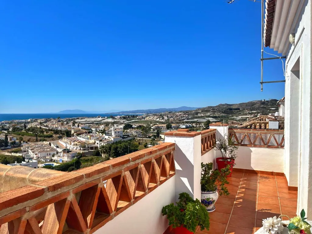 Rõdu - South-Facing Villa with Sea Views in Torrox Park